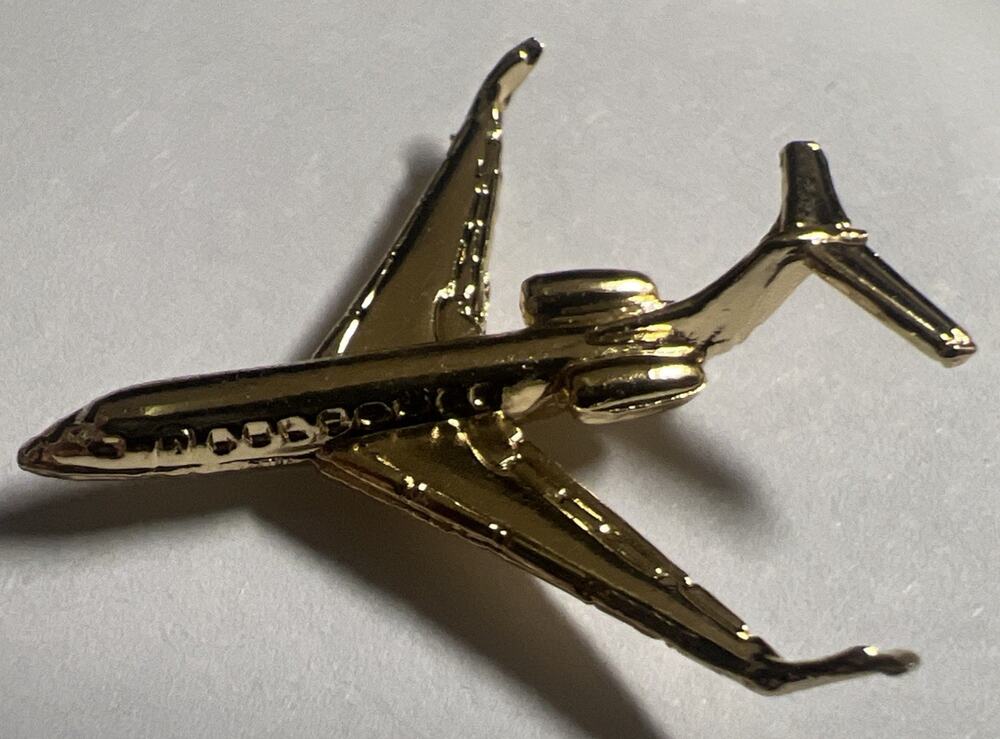 BEAUTIFUL GULFSTREAM IV AIRCRAFT GOLD COLORED LAPEL PIN